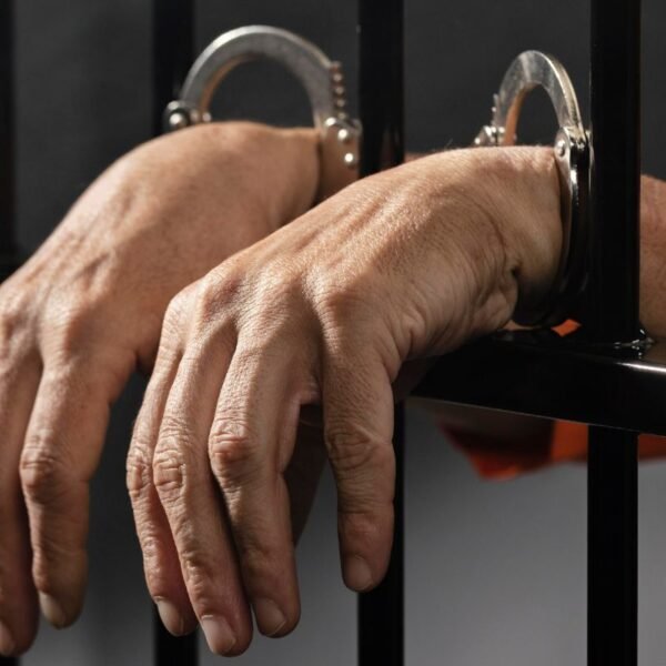 Senado aprova projeto que aumenta penas por crimes sexuais, prevê DNA de acusados e tornozeleira eletrônica em saídas do presídio.