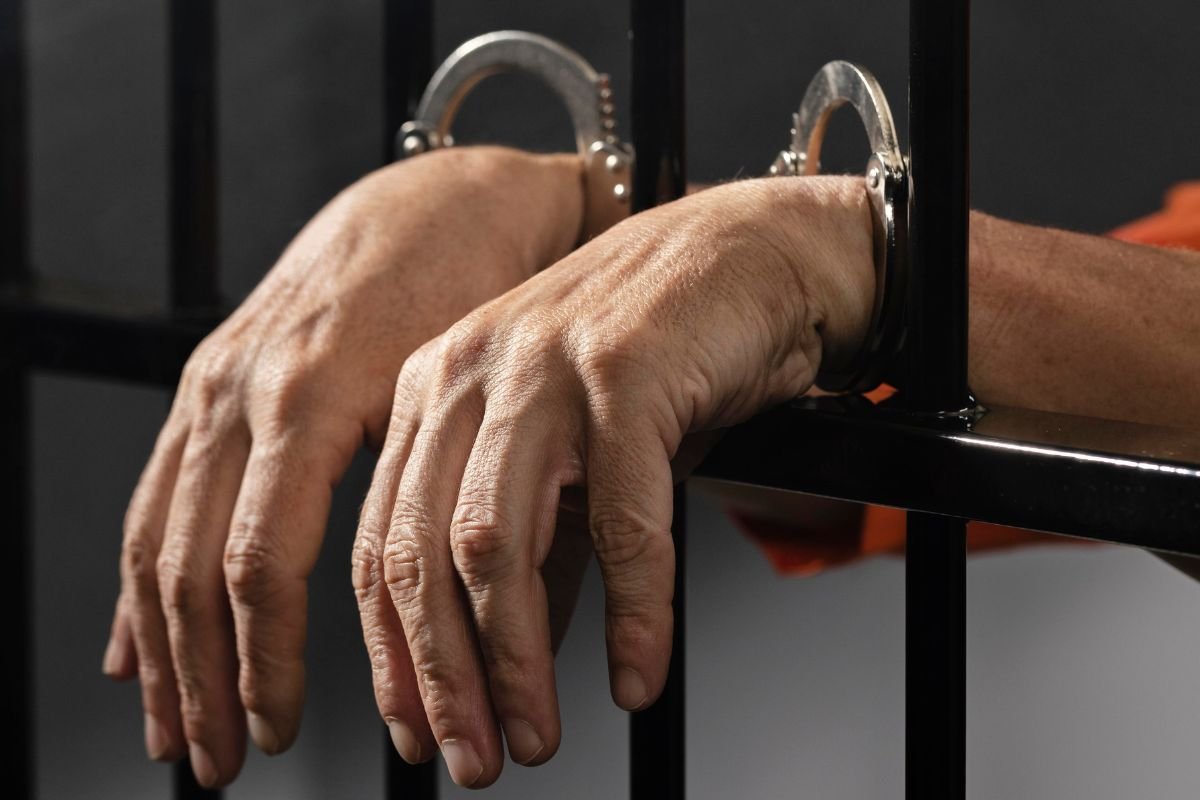 Senado aprova projeto que aumenta penas por crimes sexuais, prevê DNA de acusados e tornozeleira eletrônica em saídas do presídio.