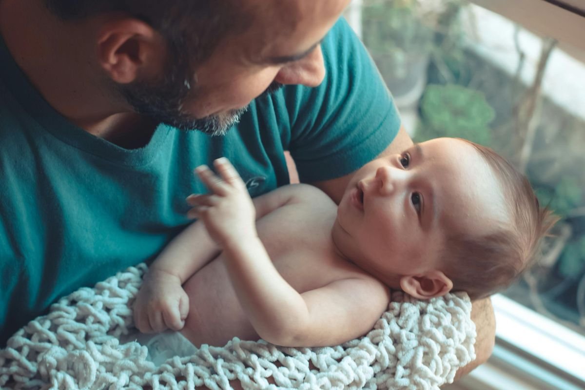 Câmara aprova ampliação da licença-paternidade de 5 para 20 dias, com pagamento pela Previdência Social. Texto segue para o Senado.