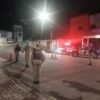 Policiais param carro para verificar documentos na rua de acesso ao bairro de Mãe Luiza.