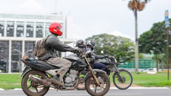 Mortes por motos saltaram para quase 40% em 2023, aponta Ipea. Estudo alerta riscos da regulamentação do mototáxi e impacto na segurança pública.