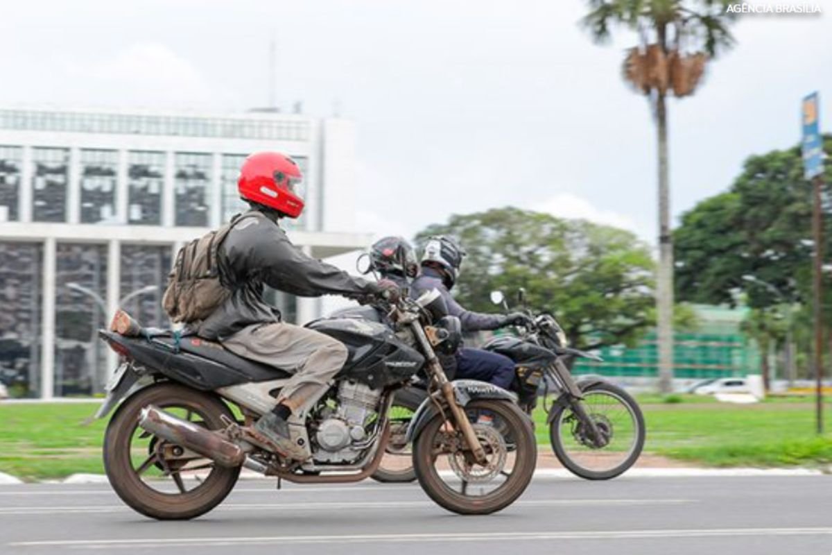 Mortes por motos saltaram para quase 40% em 2023, aponta Ipea. Estudo alerta riscos da regulamentação do mototáxi e impacto na segurança pública.