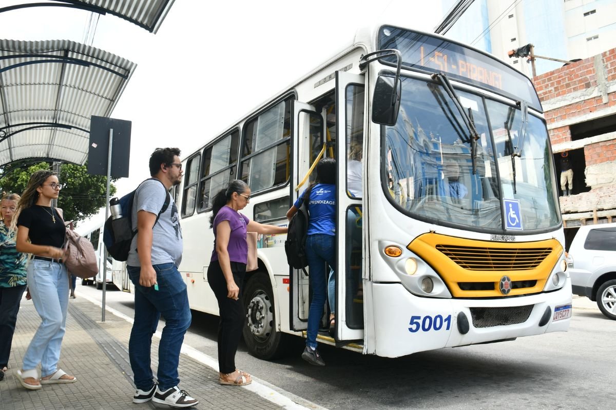 Natal mantém operação especial de transporte para o segundo dia do ENEM, com 717 viagens, 37 linhas e gratuidade aos candidatos neste domingo (16).