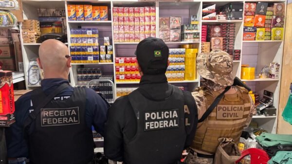 Policiais no local da apreensão dos cigarros