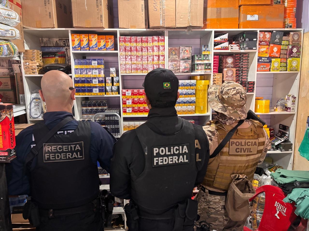 Policiais no local da apreensão dos cigarros