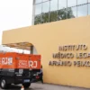 Carro do IMP em frente ao prédio do Institulo Médico Legal Afrânio Peixoto