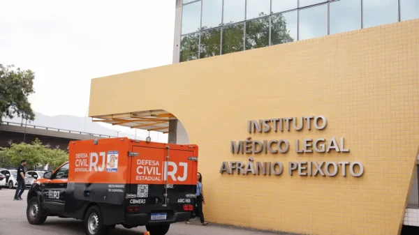 Carro do IMP em frente ao prédio do Institulo Médico Legal Afrânio Peixoto