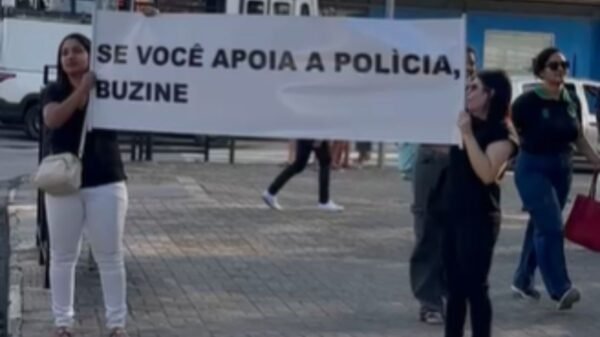 Manifestantes se reuniram em Natal em apoio à PM após protesto que pediu o fim da corporação. Ato teve presença de bombeiros mirins e apoio de motoristas.