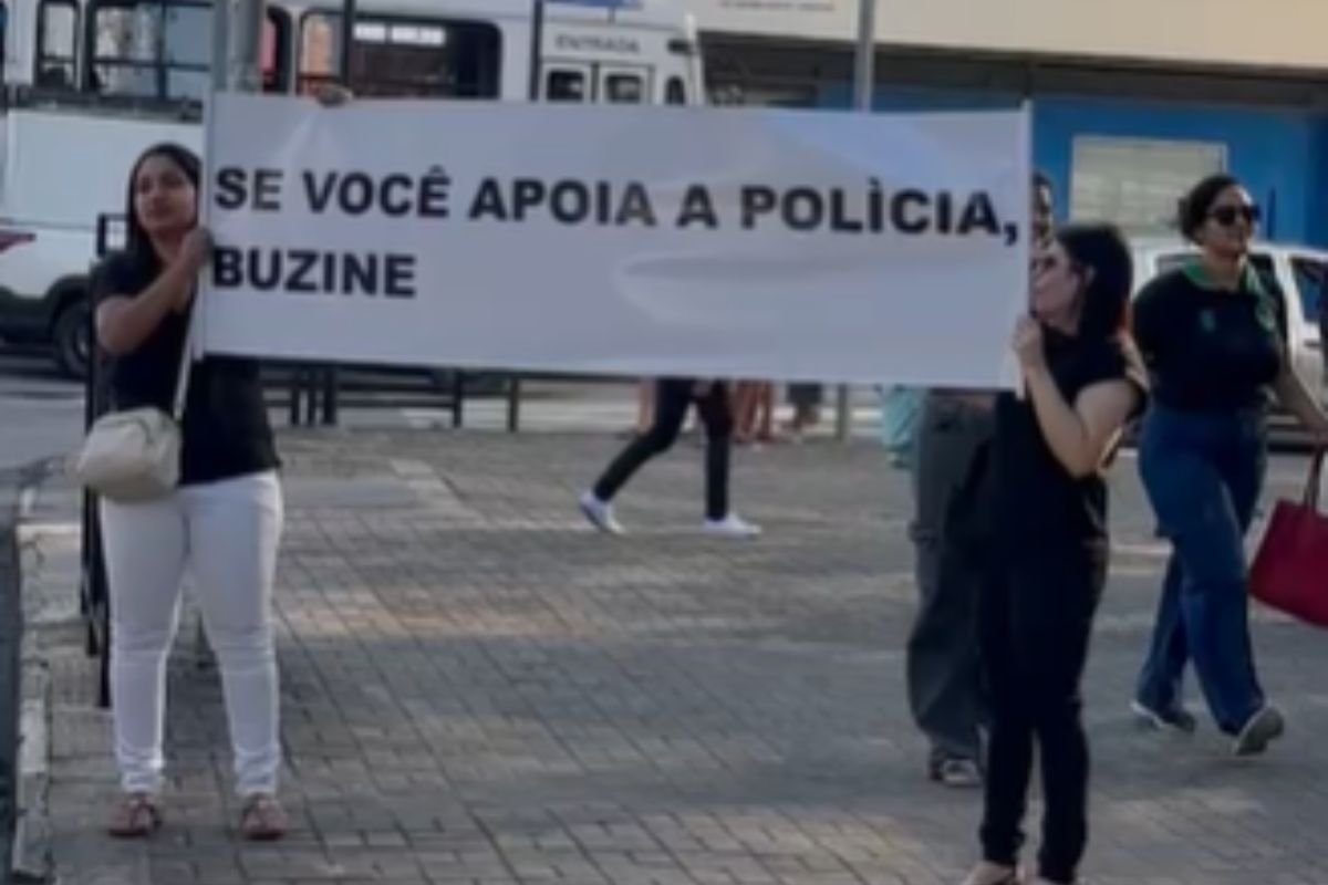 Manifestantes se reuniram em Natal em apoio à PM após protesto que pediu o fim da corporação. Ato teve presença de bombeiros mirins e apoio de motoristas.