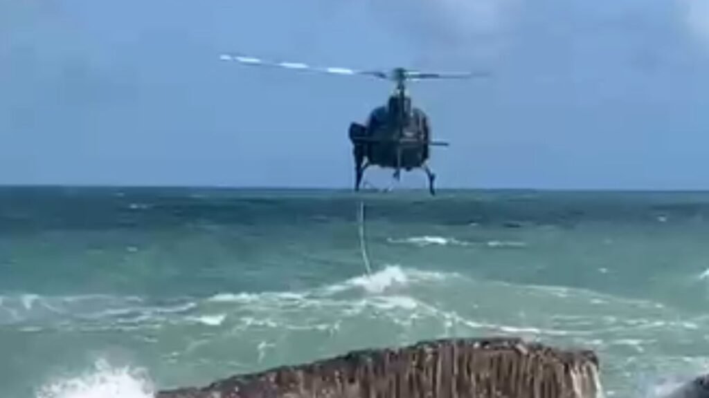 Dois homens foram resgatados após afogamento na Praia de Areia Preta. Bombeiros e helicóptero Potiguar 01 atuaram rapidamente no salvamento.