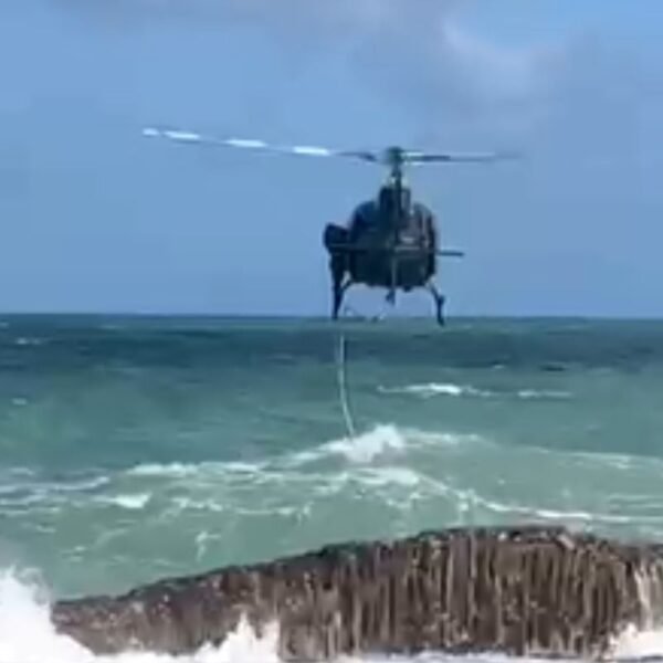 Dois homens foram resgatados após afogamento na Praia de Areia Preta. Bombeiros e helicóptero Potiguar 01 atuaram rapidamente no salvamento.
