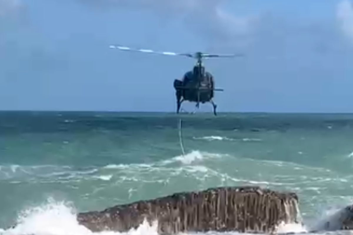 Dois homens foram resgatados após afogamento na Praia de Areia Preta. Bombeiros e helicóptero Potiguar 01 atuaram rapidamente no salvamento.