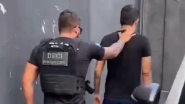 Homem de 29 anos foi preso na Operação Cyber Guard, acusado de extorquir um idoso de Caicó por meio de chantagem virtual.