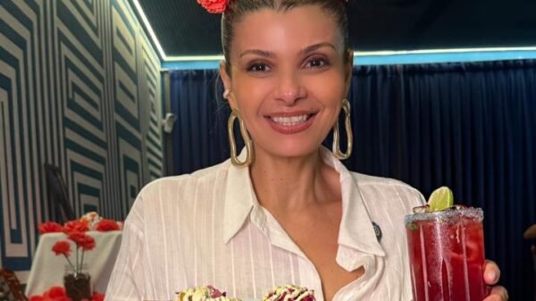 Eline Eulália oganizadora do evento Sweet Coffee segurando um prato com o combo. Celebration da Sweet Coffee Week em Natal, evento que celebra encontros e sabores.