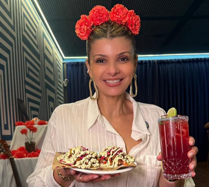 Eline Eulália oganizadora do evento Sweet Coffee segurando um prato com o combo. Celebration da Sweet Coffee Week em Natal, evento que celebra encontros e sabores.