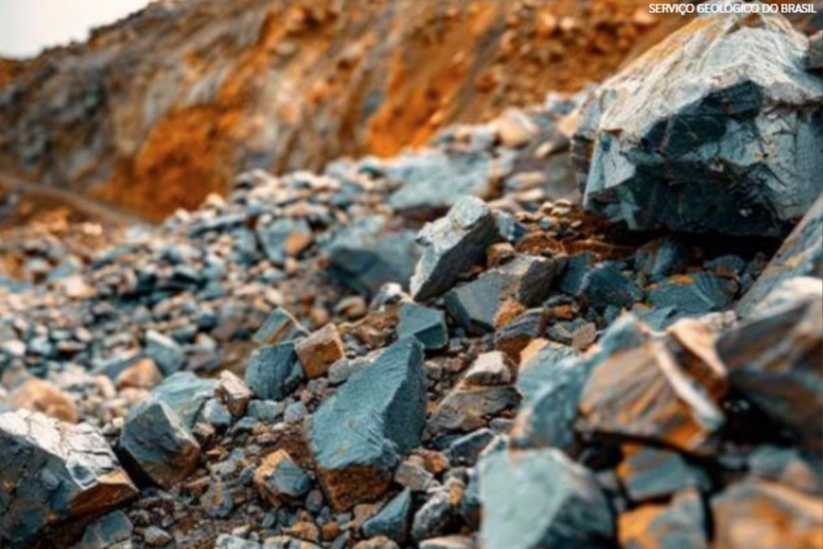 Brasil possui a segunda maior reserva de terras raras do mundo, mas precisa superar desafios como falta de políticas públicas, investimentos e incentivo à pesquisa.