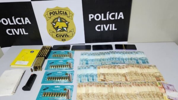 A Polícia Civil cumpriu mandados em São Gonçalo do Amarante e prendeu um homem suspeito de integrar grupo envolvido com tráfico de drogas e armas.