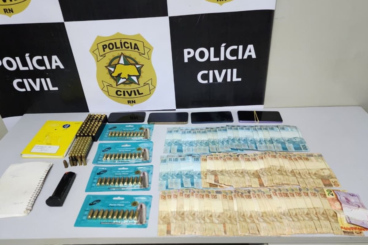 A Polícia Civil cumpriu mandados em São Gonçalo do Amarante e prendeu um homem suspeito de integrar grupo envolvido com tráfico de drogas e armas.