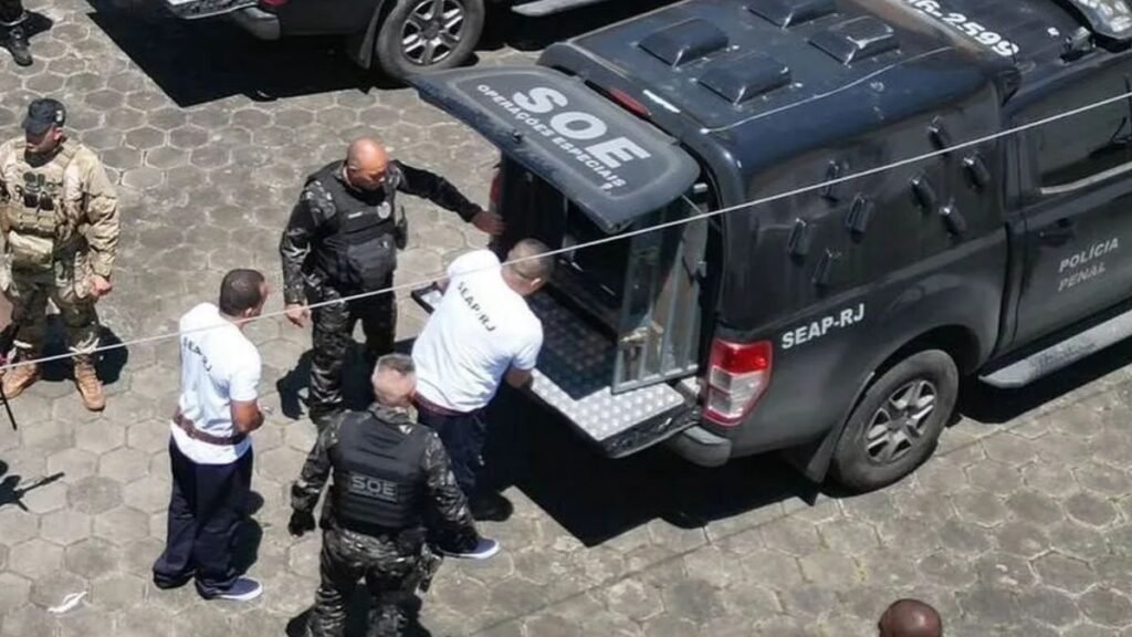 Polícia Penal Federal transfere sete presos do Rio para penitenciárias federais. Estado agora tem 66 custodiados de alta periculosidade.