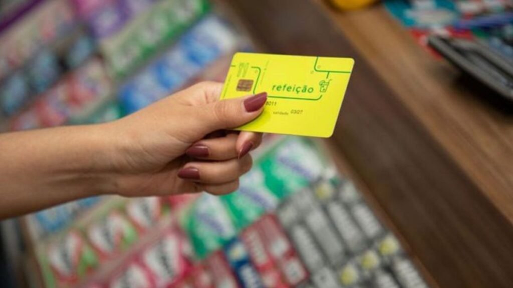 Novo decreto sobre vale-alimentação e refeição amplia concorrência, define teto de tarifas e promete economia de R$ 8 bilhões por ano.