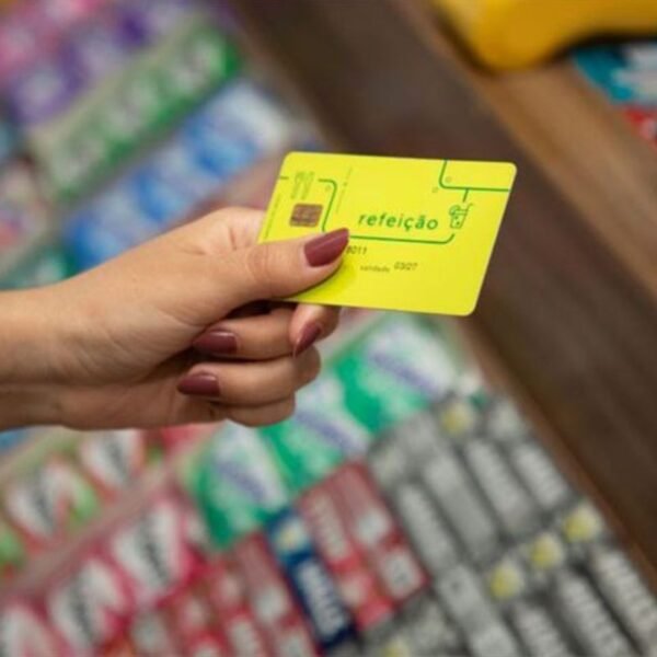 Novo decreto sobre vale-alimentação e refeição amplia concorrência, define teto de tarifas e promete economia de R$ 8 bilhões por ano.