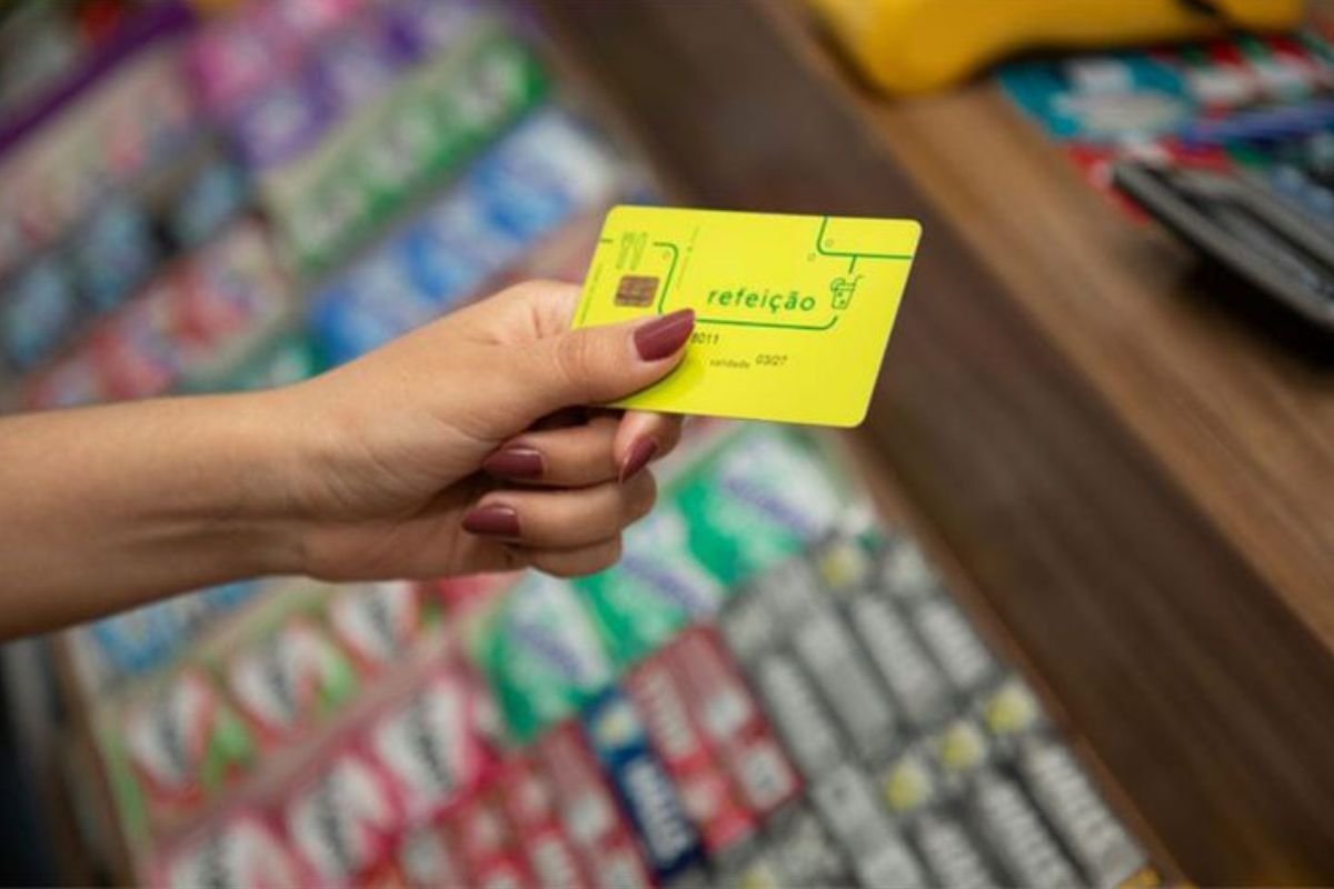 Novo decreto sobre vale-alimentação e refeição amplia concorrência, define teto de tarifas e promete economia de R$ 8 bilhões por ano.