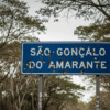 Placa da Cidade de São Gonçalo do Amarante, com furos de tiros. Criada por IA