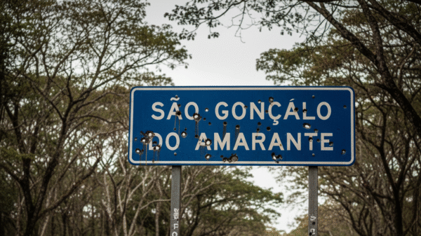 Placa da Cidade de São Gonçalo do Amarante, com furos de tiros. Criada por IA