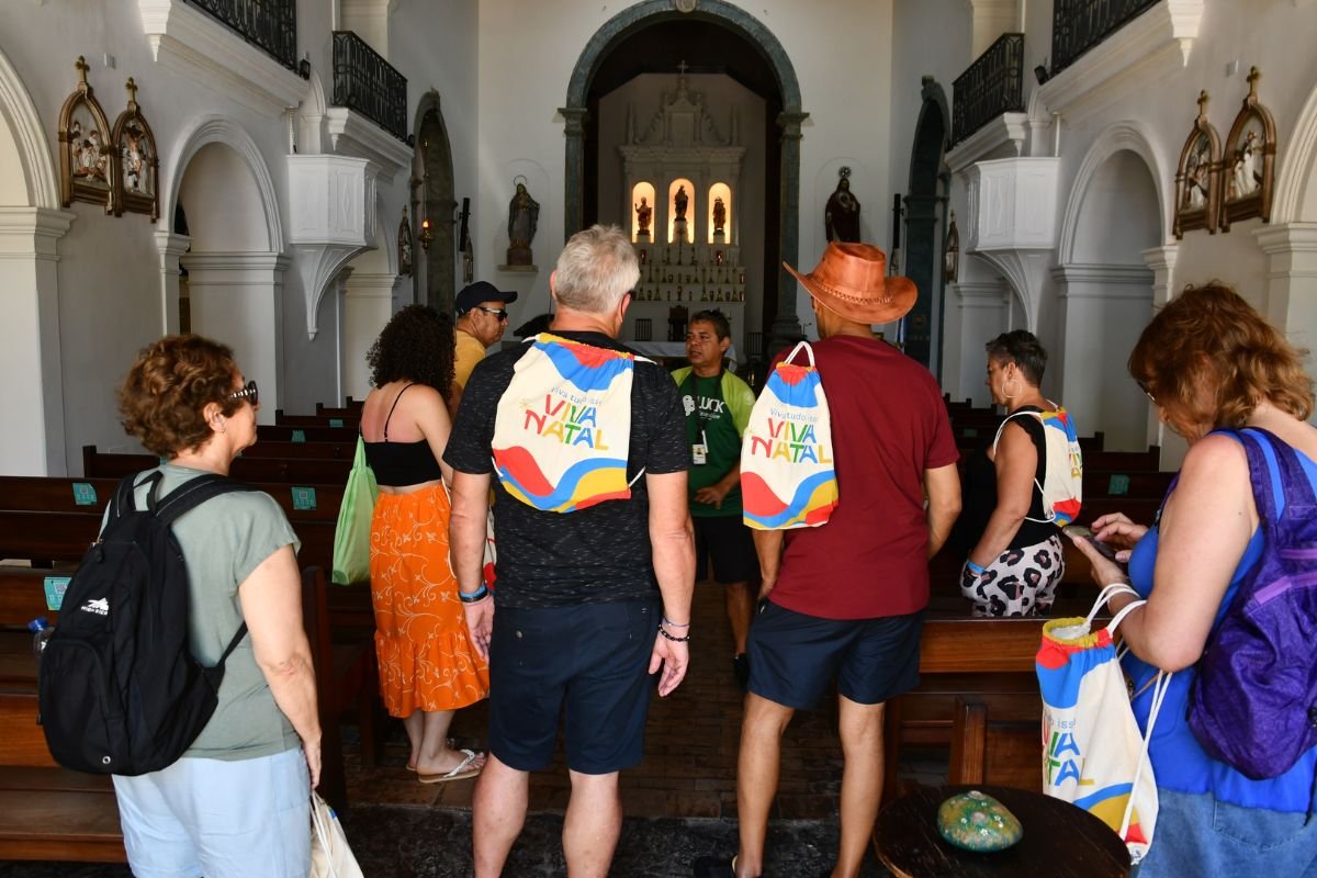 Prefeitura retoma visitas guiadas no Centro Histórico de Natal, promovendo turismo cultural e valorizando o patrimônio da capital potiguar.