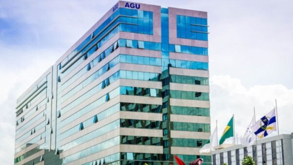 AGU obtém bloqueio de R$ 500 milhões para ressarcir aposentados e pensionistas do INSS vítimas de cobranças indevidas.