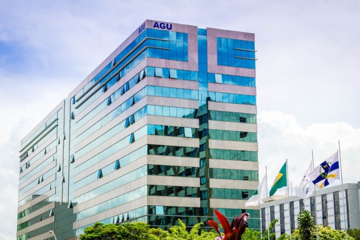 AGU obtém bloqueio de R$ 500 milhões para ressarcir aposentados e pensionistas do INSS vítimas de cobranças indevidas.