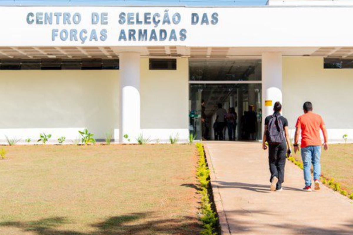 Alistamento Militar 2026 começa em 1º de janeiro e segue até 30 de junho. Processo é obrigatório para homens e voluntário para mulheres.