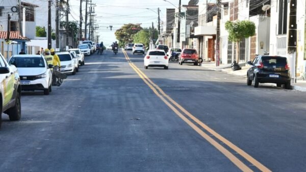 Obra de drenagem acaba com alagamento histórico na Avenida Presidente Sarmento, no Alecrim, em Natal, após mais de 30 anos de transtornos.