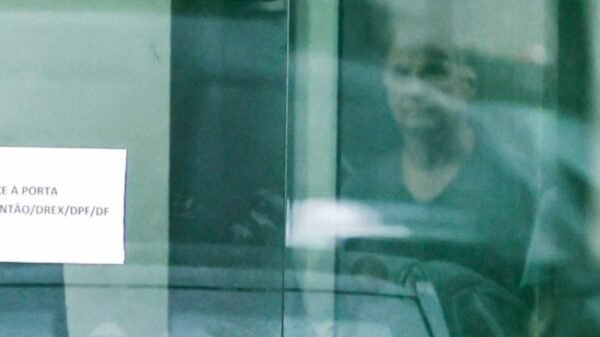 A defesa de Bolsonaro pediu ao STF sua transferência para o DF Star para cirurgias urgentes e renovou o pedido de prisão domiciliar.