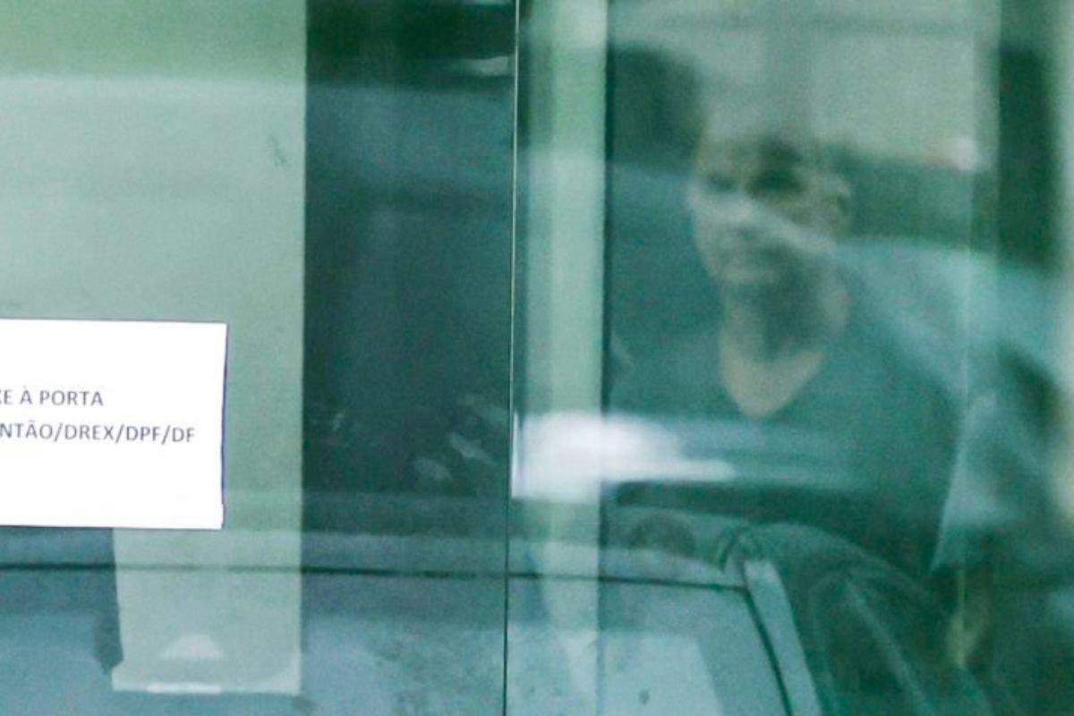 A defesa de Bolsonaro pediu ao STF sua transferência para o DF Star para cirurgias urgentes e renovou o pedido de prisão domiciliar.