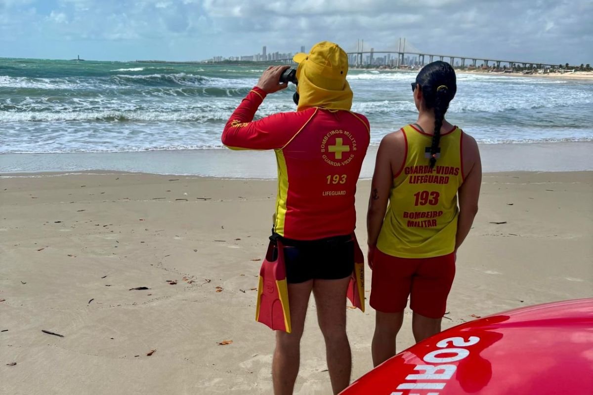 Corpo de Bombeiros do RN inicia Operação Verão 2026 com reforço de efetivo, viaturas e postos de guarda-vidas em praias do estado.