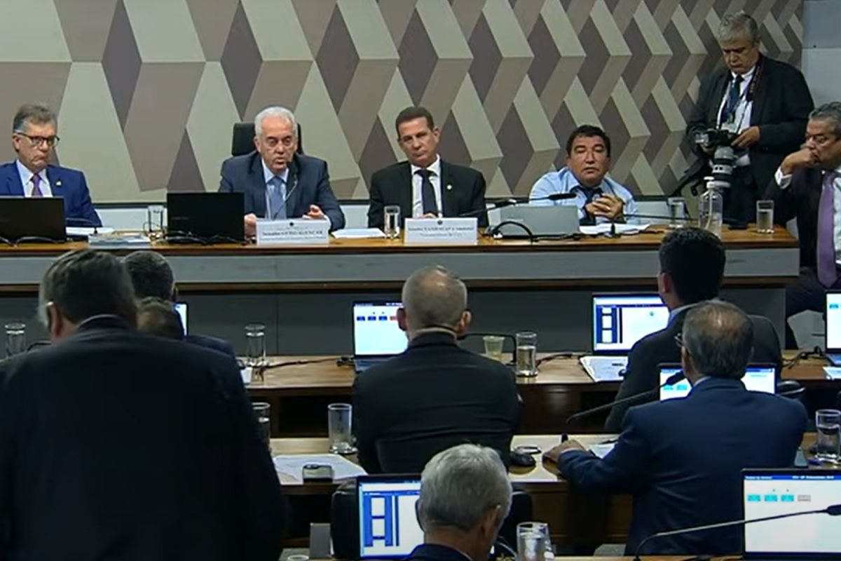 CCJ do Senado aprova PL da Dosimetria que altera cálculo de penas dos condenados pelos atos de 8 de janeiro. Texto vai ao plenário.