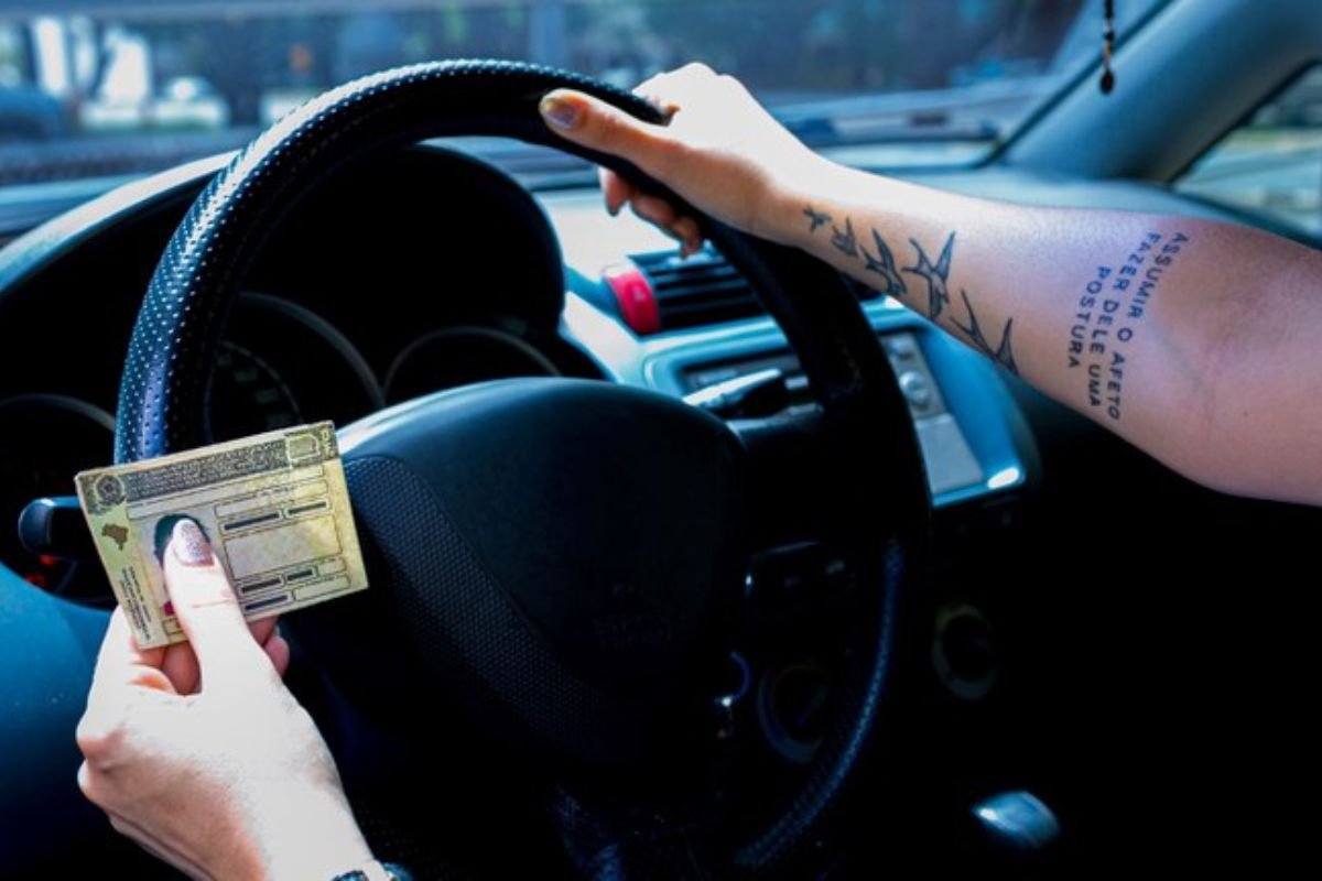 AGU obtém no TRF1 a cassação de liminar que suspendia o programa CNH do Brasil, garantindo a continuidade da nova regulamentação.