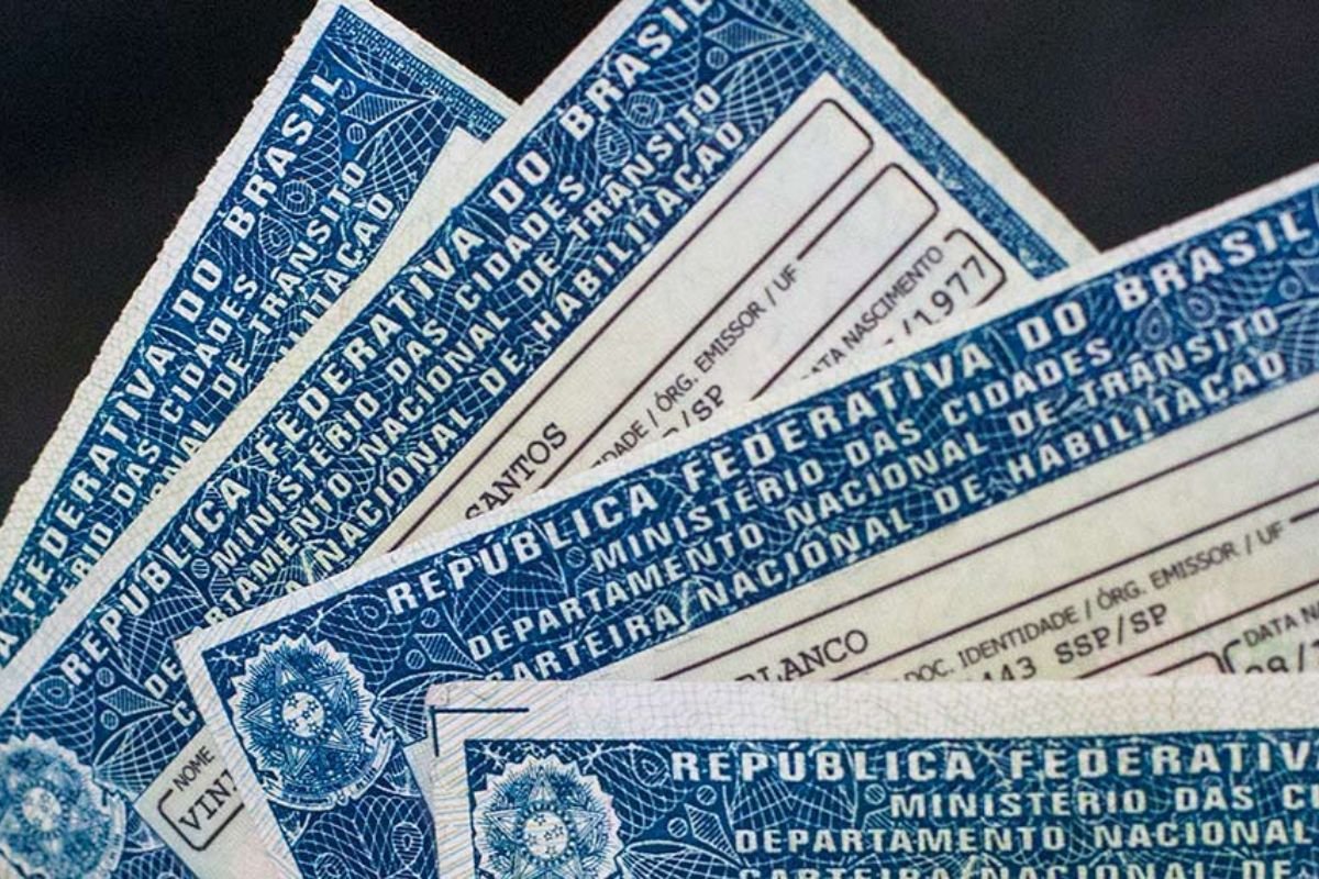Renovação automática da CNH entra em vigor para motoristas sem multas em 12 meses. MP dispensa exames do Detran e define exceções.