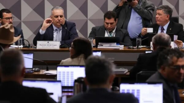 CPMI do INSS rejeita convocar Lulinha e Jorge Messias. Governo acusa oposição de desviar o foco; Moro critica decisão da maioria da comissão.