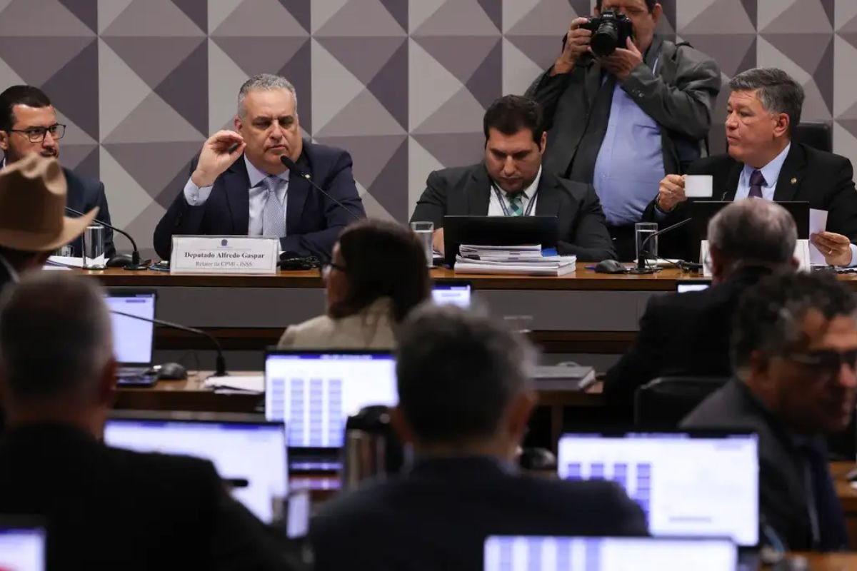 CPMI do INSS rejeita convocar Lulinha e Jorge Messias. Governo acusa oposição de desviar o foco; Moro critica decisão da maioria da comissão.