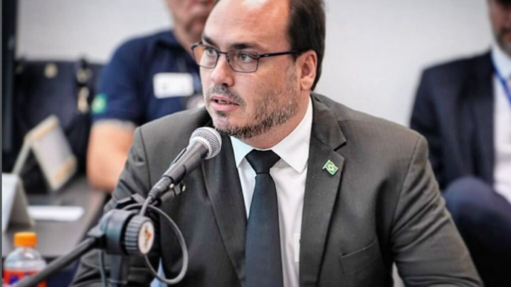 Carlos Bolsonaro renuncia ao mandato no Rio e anuncia ida a Santa Catarina, onde deve disputar o Senado. Vereador nega fuga e fala em “novo chamado”.