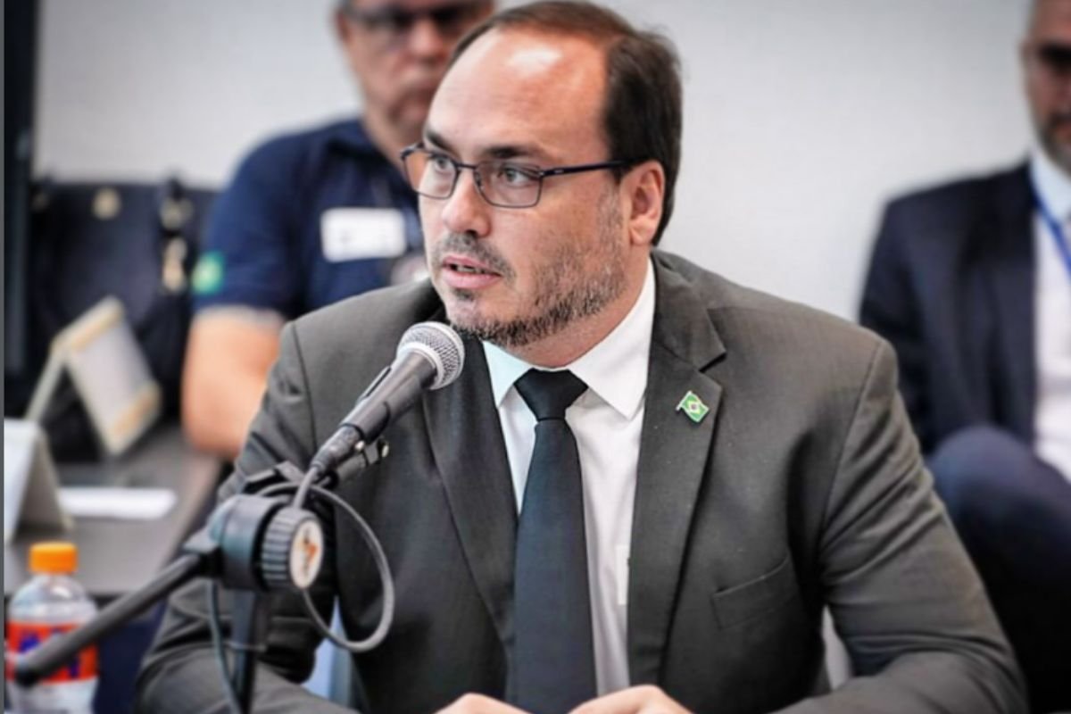 Carlos Bolsonaro renuncia ao mandato no Rio e anuncia ida a Santa Catarina, onde deve disputar o Senado. Vereador nega fuga e fala em “novo chamado”.