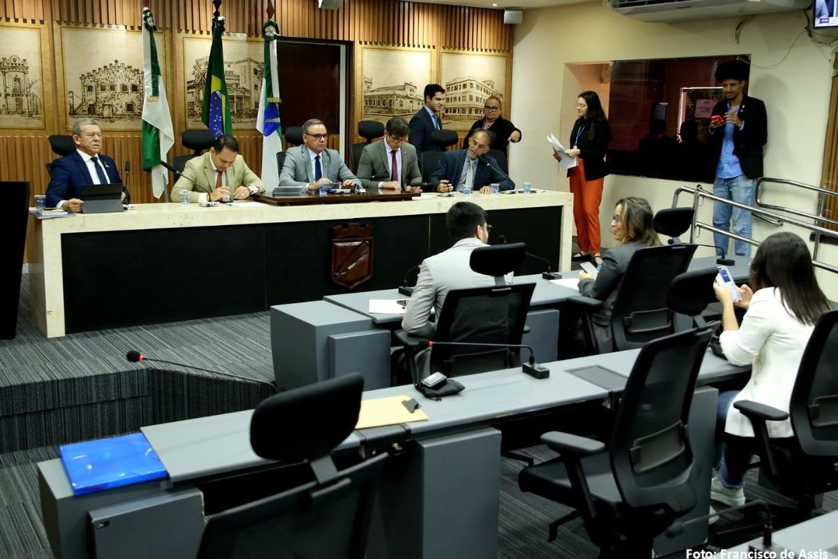 Câmara de Natal analisa projetos sobre atualização tributária e regulamentação de emendas impositivas em reunião conjunta das comissões.