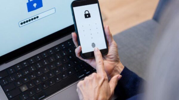 Anatel inicia campanha #FiqueEsperto para prevenir golpes digitais durante o período de compras online nas festas de fim de ano.