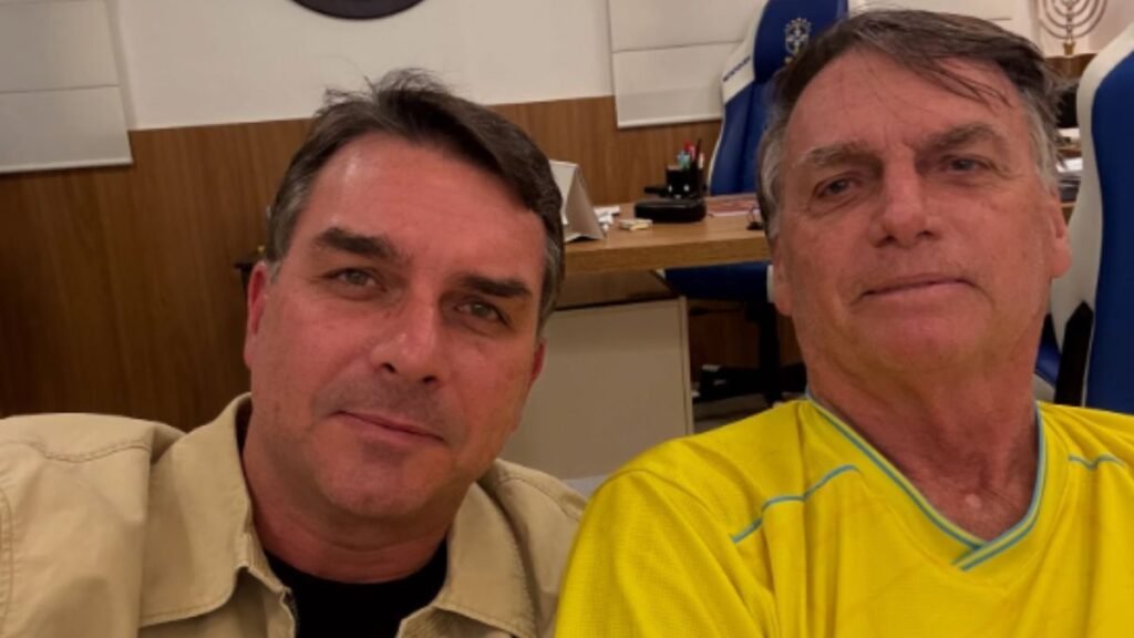Após visita ao ex-presidente Bolsonaro, Flávio Bolsonaro, garantiu que a sua candidatura à Presidência da República é "irreversível".