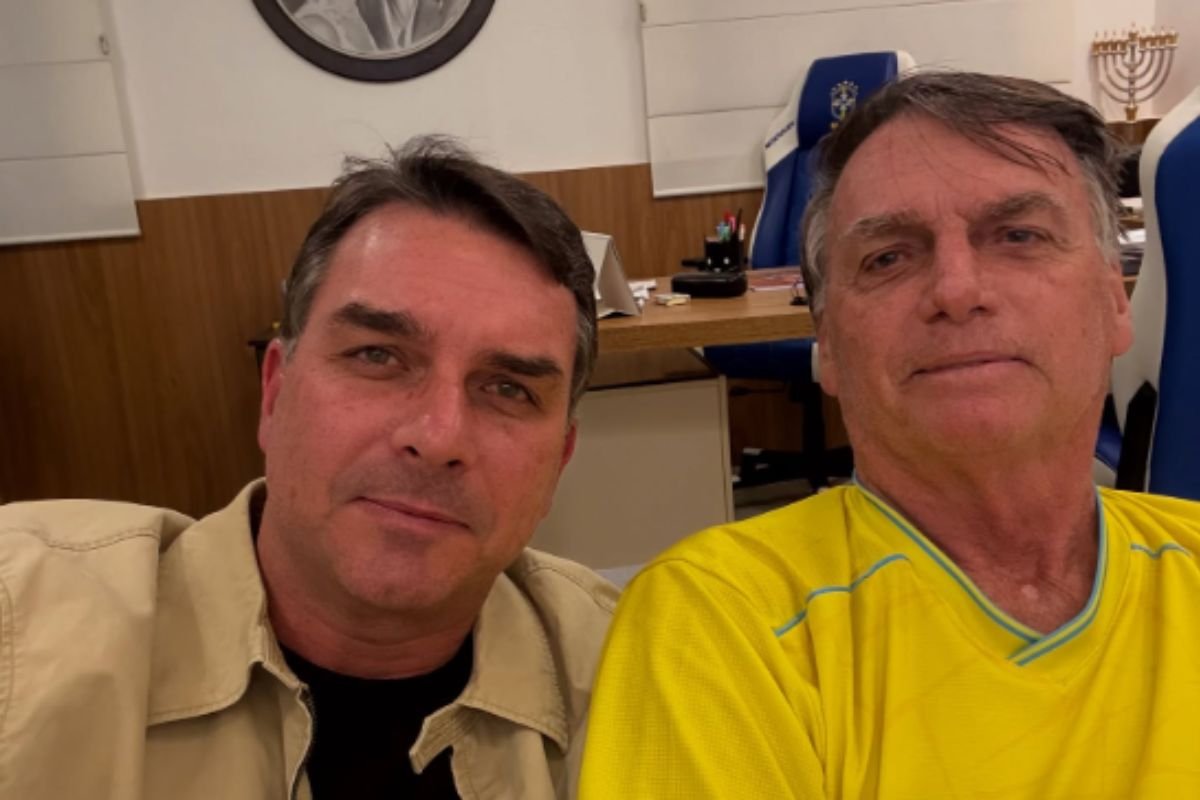 Após visita ao ex-presidente Bolsonaro, Flávio Bolsonaro, garantiu que a sua candidatura à Presidência da República é "irreversível".