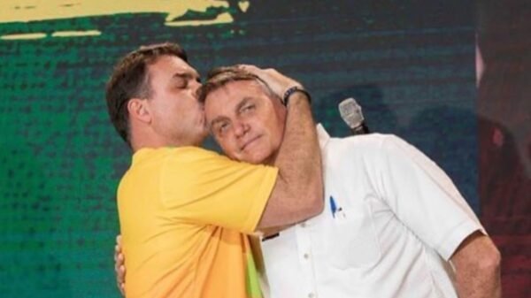 Flávio Bolsonaro confirma que foi escolhido por Jair Bolsonaro para disputar a Presidência em 2026 e diz estar pronto para a missão.