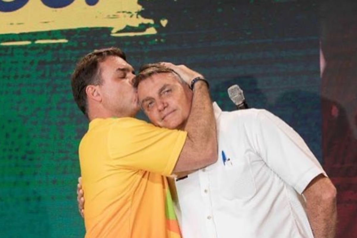 Flávio Bolsonaro confirma que foi escolhido por Jair Bolsonaro para disputar a Presidência em 2026 e diz estar pronto para a missão.