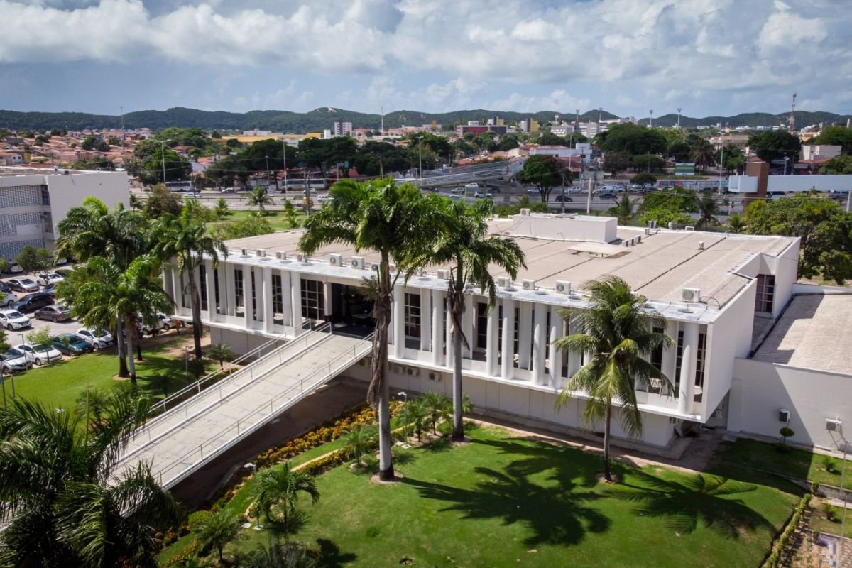 Decreto do Governo do RN altera funcionamento dos serviços públicos no início de 2026. Confira o que abre e fecha em Natal e no interior.